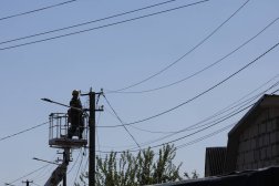 عامل يصلح خطاً كهربائياً في موقع مبنى خاص متضرر بعد هجوم صاروخي روسي خلال الليل على قرية كراسيليفكا بالقرب من كييف بأوكرانيا 8 مايو 2024 (إ.ب.أ)