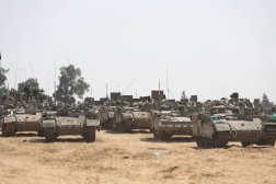 جنود إسرائيليون بمركبات عسكرية يتجمعون في موقع على الحدود الجنوبية الإسرائيلية مع قطاع غزة بالقرب من مدينة رفح الفلسطينية 1 مايو 2024 (إ.ب.أ)